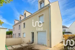 Traditional house at Limay (78520)