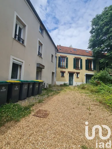 Building at Villecresnes (94440)