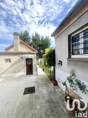House at Stains (93240)