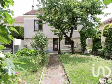 Traditional house at Antony (92160)