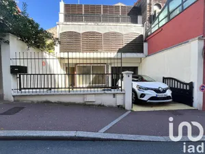 Building at Suresnes (92150)