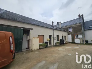 Building at Huisseau-sur-Mauves (45130)