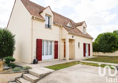 Traditional house at Vaux-sur-Seine (78740)