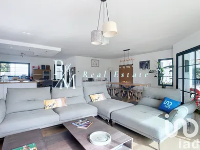 Architectural house in Rognes (13840)