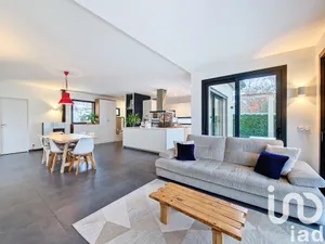 Maison d'architecte à Villecresnes (94440)