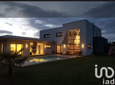 Architectural house at Sens (89100)