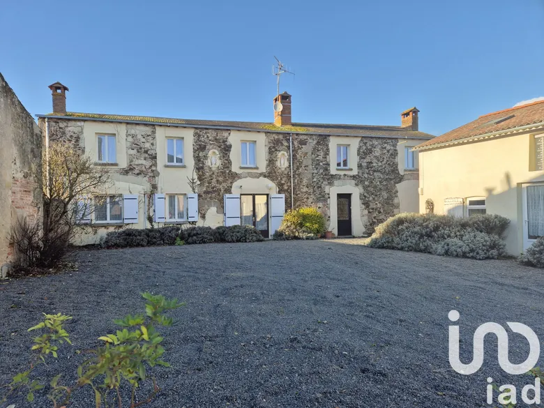 Maison 10 pièces 368 m² · à Argentonnay · 368 m² · 298 500 €
