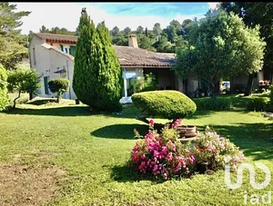 Traditional house at Rians (83560)