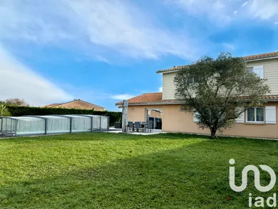 Detached house at izon (33450)