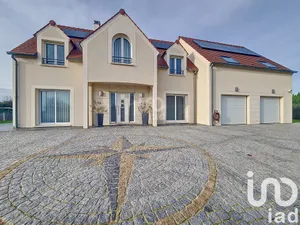 Architectural house at Buchelay (78200)