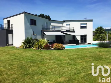 Architectural house at Sainte-Marie (35600)