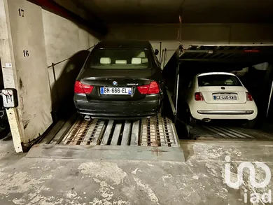 Parking in Paris (75017)