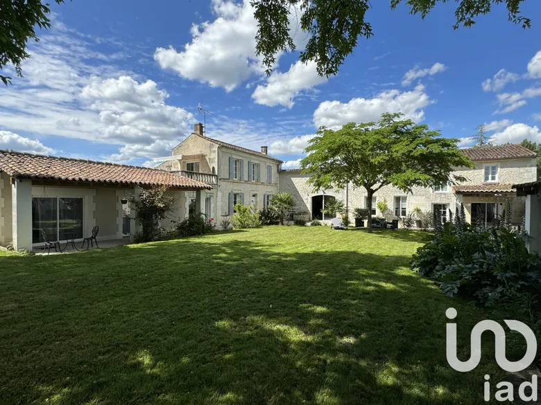 Maison 13 pièces 333 m² · à Bourg-Charente · 333 m² · 437 500 €