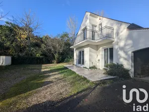 Architectural house at Jouars-Pontchartrain (78760)