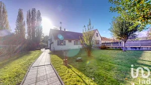 Traditional house at Gressey (78550)