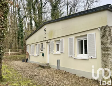 Building at Chambors (60240)