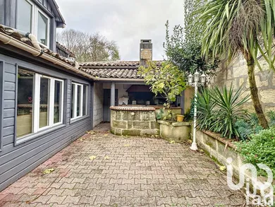 Immeuble à Saint-Médard-de-Guizières (33230)