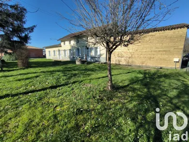 Longere at Savignac-de-l'Isle (33910)