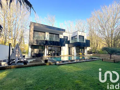 Architectural house at Cambes (33880)