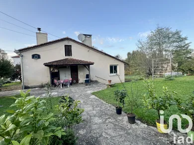 Traditional house at Bagas (33190)