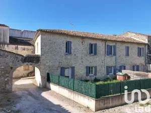 Building at Aramon (30390)