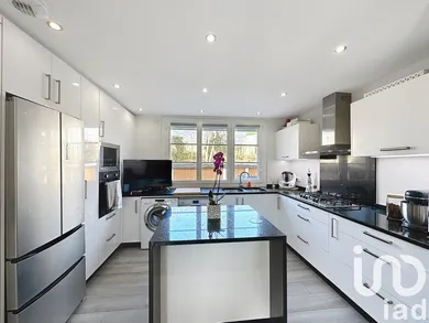 Apartment in Nanterre (92000)