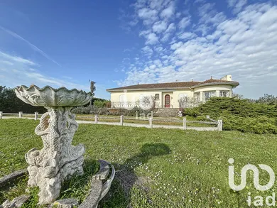 Traditional house at Saint-Seurin-de-Cadourne (33180)