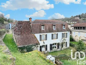 Traditional house at Fons (46100)