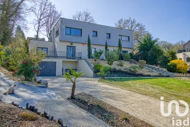 Architectural house at Chessy (77700)