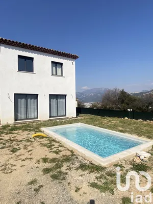 Traditional house at Carros (06510)