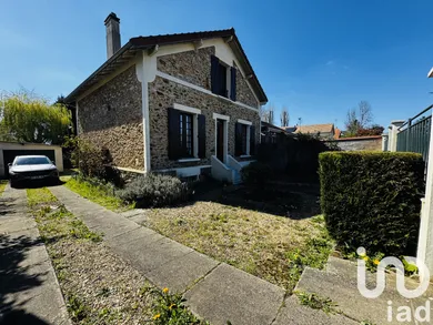 Maison traditionnelle à Mandres-les-Roses (94520)