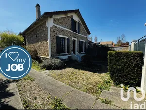 Maison traditionnelle à Mandres-les-Roses (94520)