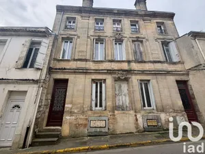 Building at Pauillac (33250)