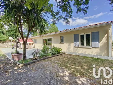 Traditional house at Budos (33720)