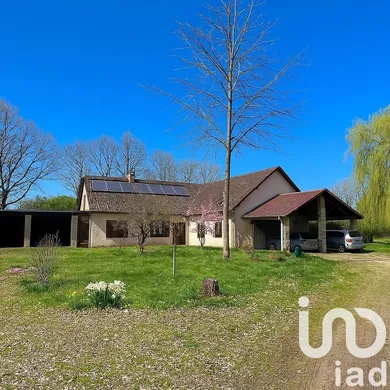 House at Devay (58300)