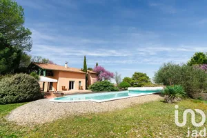 Architectural house at Cubzac-les-Ponts (33240)
