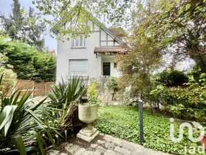House at Mandres les Roses (94520)