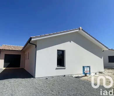 House at Marsas (33620)