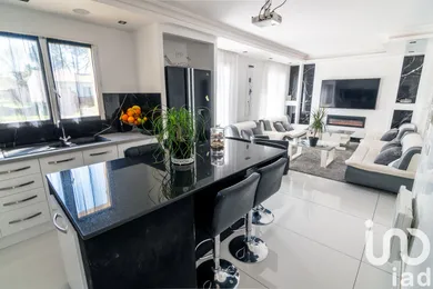 Traditional house at Saint-Médard-de-Guizières (33230)