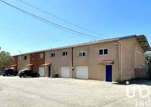Building at Mondragon (84430)