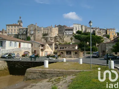 Terrain à Bourg (33710)