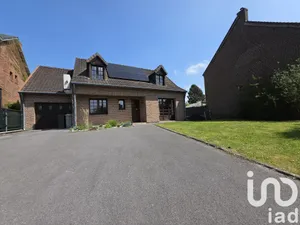 Traditional house at Pont-sur-Sambre (59138)