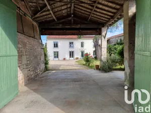 Maison traditionnelle à Saint-Même-les-Carrières (16720)