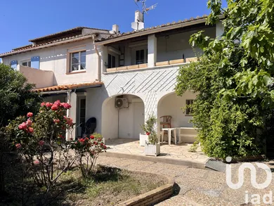 Building in Les Saintes-Maries-de-la-Mer (13460)