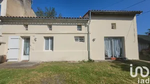 Maison traditionnelle à Les Églisottes-et-Chalaures (33230)