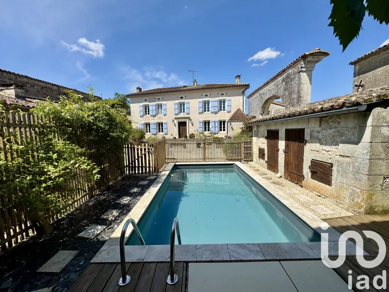 Maison 7 pièces 240 m² · à Genac-Bignac · 240 m² · 379 000 €