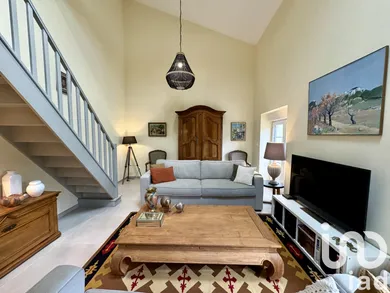 Architectural house at Cherves-Richemont (16370)