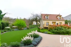 Traditional house at Vaux-sur-Seine (78740)