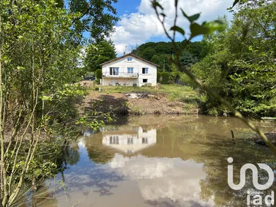 Traditional house at Manou (28240)