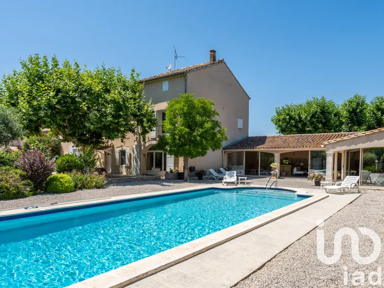 Maison 10 pièces 479 m² · à Saint-Saturnin-lès-Avignon · 479 m² · 825 000 €